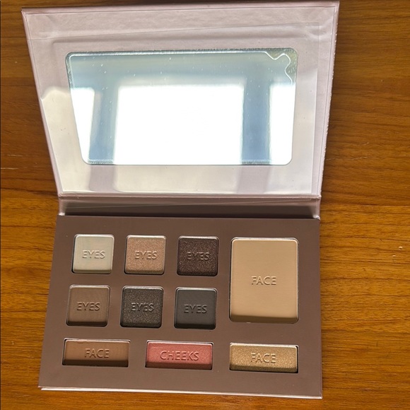 Luminess Silver and Gold Makeup Palette - Picture 3 of 5